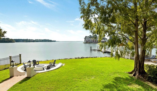 Lakeside Manor | Sleeps 10 | Pool Table & Playroom in Irmo