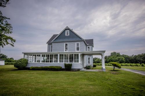 Lakeside Vineyard Farmhouse in North East