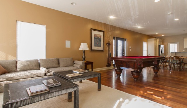 Large + Comfortable! Great Location! Sleeps 9! in Philadelphia