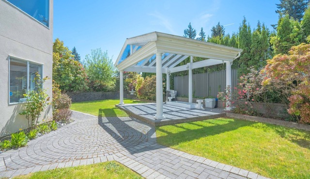 Large fully renovated 2-bedroom ground-level suite with a fenced backyard in North Vancouver