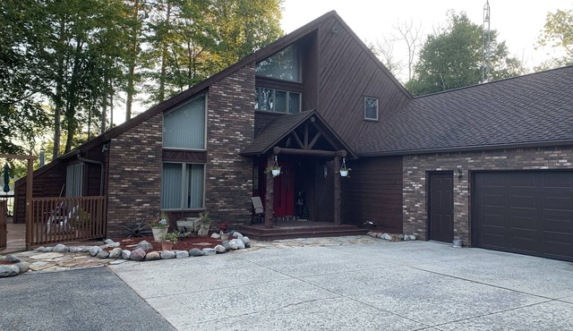 Large Lakefront Home with Inground Heated Pool - Sleeps 23+ in Curran