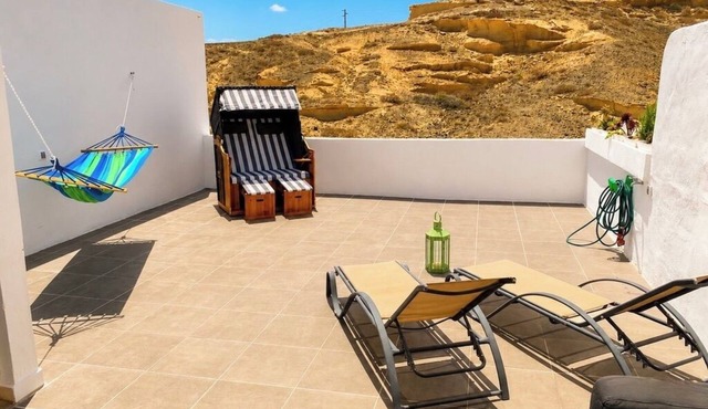 Large quiet terrace. Only 150 m to the sea. in La Caleta