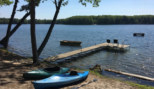 Leaning Pine: A Quiet Lakefront Cottage in Interlochen