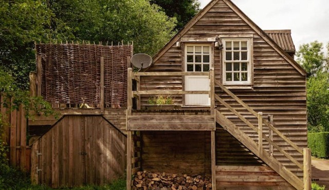 Lofty first floor barn conversion in stunning secluded setting. in Bath