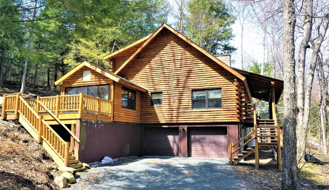 Log Home With 172 Feet Of Lake Front And Dock/Saratoga Is 20 Miles Away in Hadley