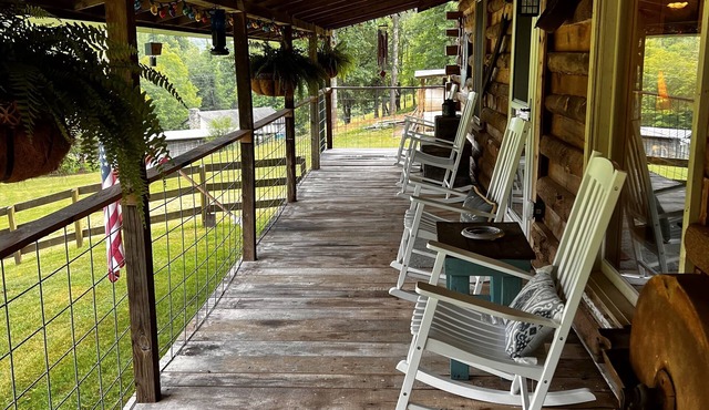 Lovely cabin on 136acre, 13 Miles from North Asheville. 6 miles from BR Parkway in Weaverville