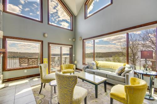 Luxe Group Home w/Boat Dock in Lake of the Ozarks in Kaiser