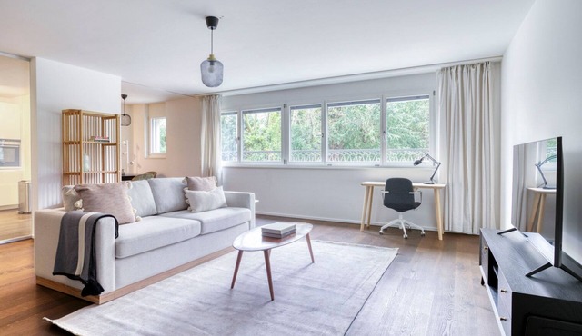 Luxe Mühlebach 3.5 Room w/W&D, Parking, 2 mins to Seefeld, by Blueground in Zurich