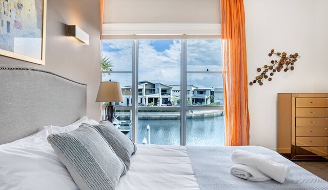 Luxurious 6BR Retreat W/Pool & Port @BiggeraWaters in Biggera Waters