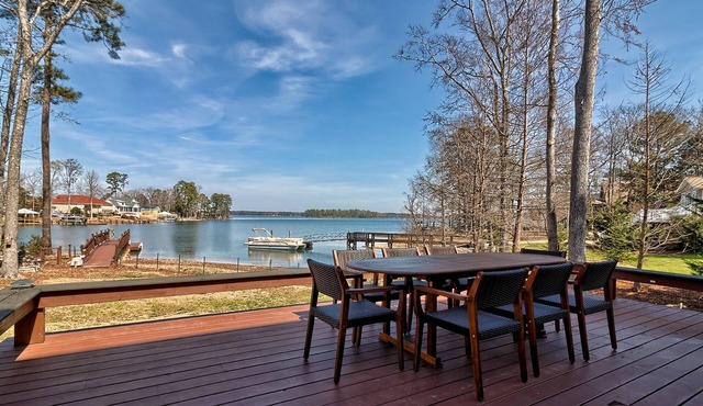Luxurious and spacious 5-bedroom lake house in peaceful Lake Murray in Chapin