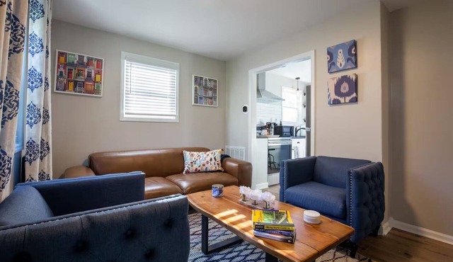 Luxurious Private Cottage - Walk to Downtown Apex in Apex