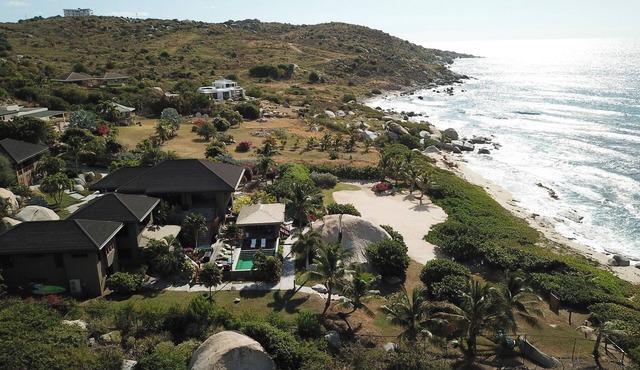 Luxuriously Modern 5 Bedroom Beachfront Villa - Raku Villa in The Valley