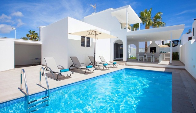 Luxury 4 bed, 3 bath villa in central Puerto del Carmen with free WiFi & Air Con in Tías