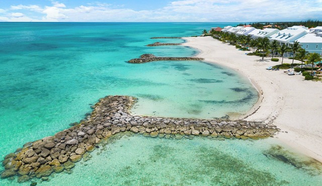 Luxury Beach side escape, steps from private beach, restaurant, marina, and café in Nassau