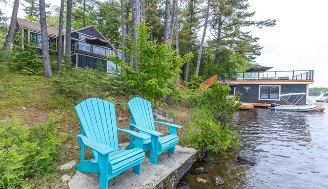 Luxury Cottage, Central Lake Muskoka, Hot Tub! in Torrance