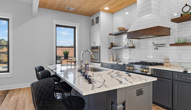 Luxury Downtown Loft -Walk to Dining-Near Campbell & Ft. Bragg in Lillington