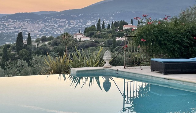 Luxury French Riviera Villa. Stunning Pano Sea/Mountain views. Pool & Cinema rm in Grasse