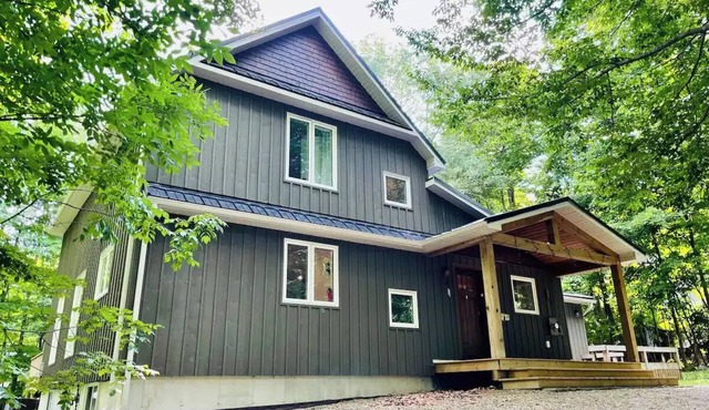 LUXURY LIVING AT CHALET MARGAUX Cozy cottage/ski retreat for a family vacation in Flesherton