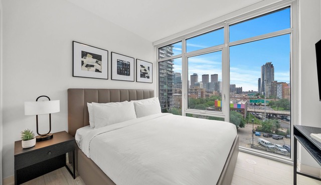 Luxury West Loop Stay: Modern Suites w/Balcony, Resort Amenities & City Views in Chicago