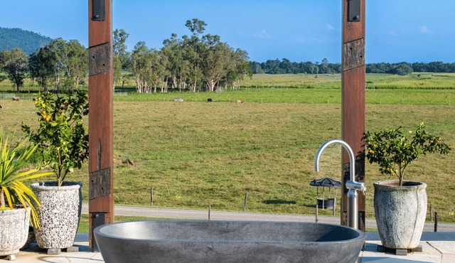 Luxury Whitsunday Farmstay with Outdoor Bath in Gregory River