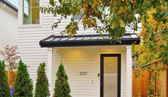 M Avenue House, steps from shops, dining, and arts in Portland