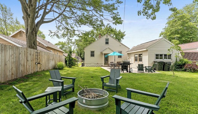 M2 -Relaxed Beach Stay Fenced Yard, Fire Pit & 2 Living Areas, Pets welcome in Muskegon
