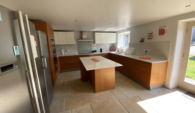Malt Barn Holiday Home with 7 Bedrooms & Hot Tub in Brize Norton
