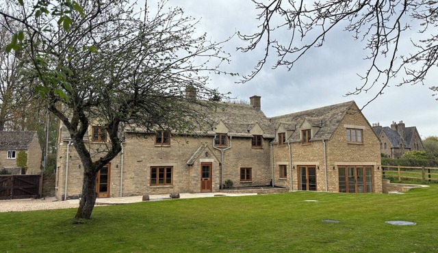 MANOR COTTAGE, with open fire in Bampton, Oxfordshire in Bampton
