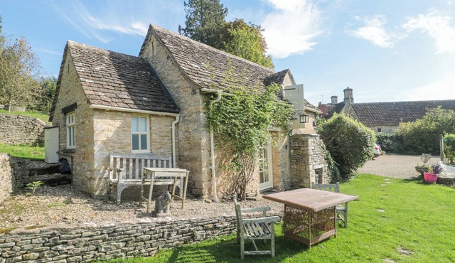 MAYFLY COTTAGE, character holiday cottage in Coln St Aldwyns in CIRENCESTER