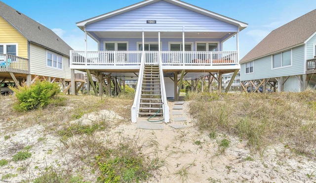 Mead Us At The Pier: Oceanfront Beach Cottage Near Oak Island Fishing Pier in Oak Island