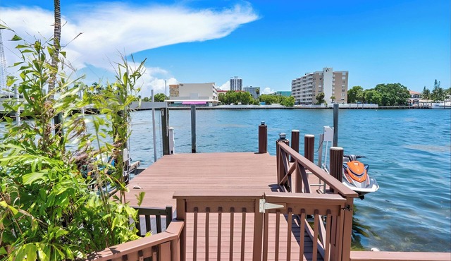 Miami Waterfront Villa/Yacht Dock & Heated Pool in North Bay Village