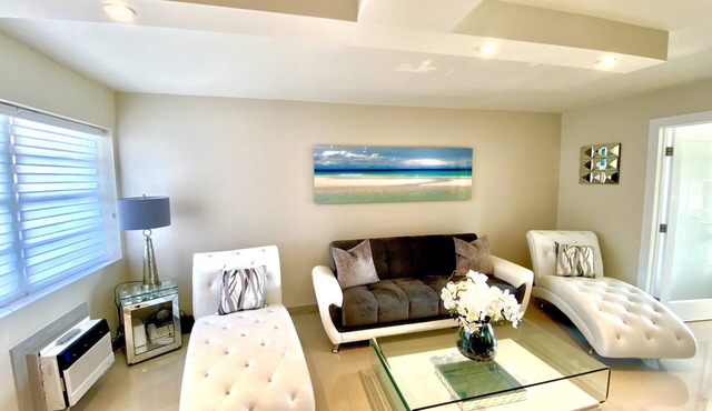 Modern apartment with Miami Skyline view on the bay 5 min to beach free parking in North Bay Village