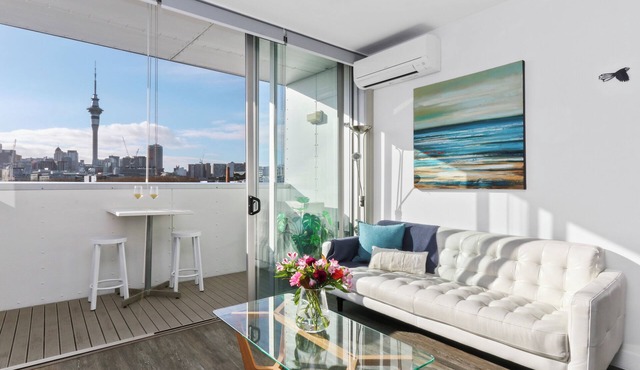Modern apartment overlooking Victoria Park with Aircon and Carpark in Auckland