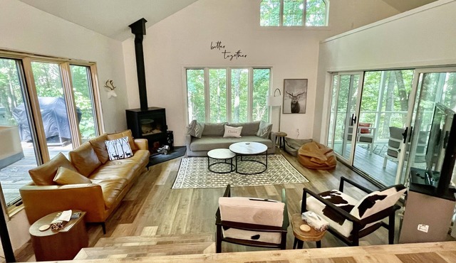 Modern Chalet with hot tub is Cyclist or hikers dream location on Bruce Trail in Markdale