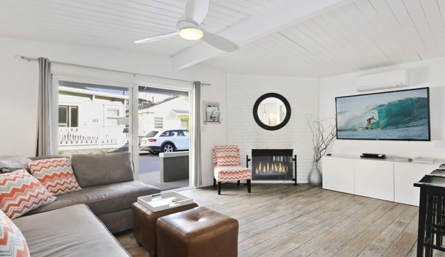 MODERN, CLEAN BEACH HOUSE steps to the sand with AC, Bikes, Parking, Beach Gear in Newport Beach