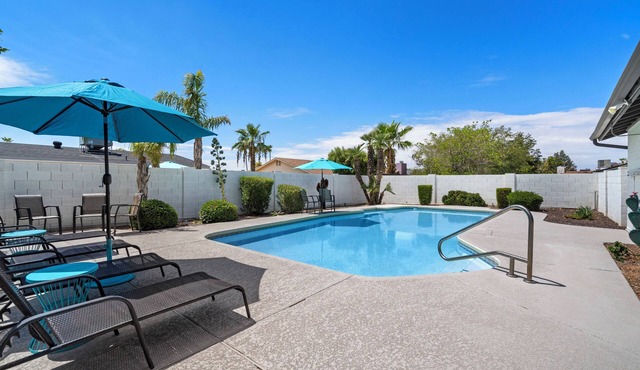 Modern Home With Putting Green, L2 EV, Pool, Pet Friendly, Open Floorplan in Scottsdale
