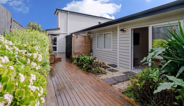 Modern private 2 bedroom home unit in Albany-Walk distance to Rosedale Park in Auckland