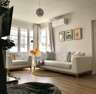 Modern, recently renovated, private house with parking in Auckland