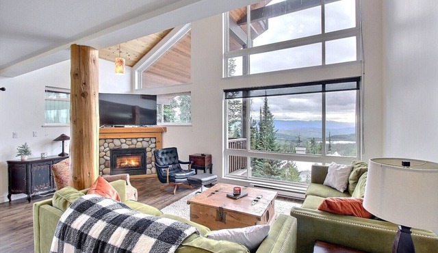 Modern, Rustic & Spacious Chalet, Views, Hot Tub in beaverdell