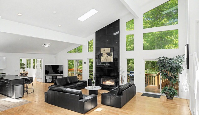 Modern Stream-front property with hot tub. in Bushkill