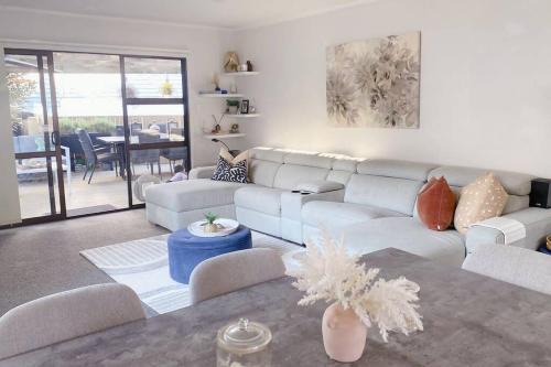 Modern three bed two and a half bath with in and outdoor flow plus study in Auckland