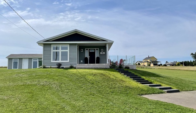 Modern Water-View Cottage with A/C in Breadalbane