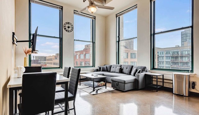 Modern West Loop Gem-City Views & Prime Location 4 in Chicago