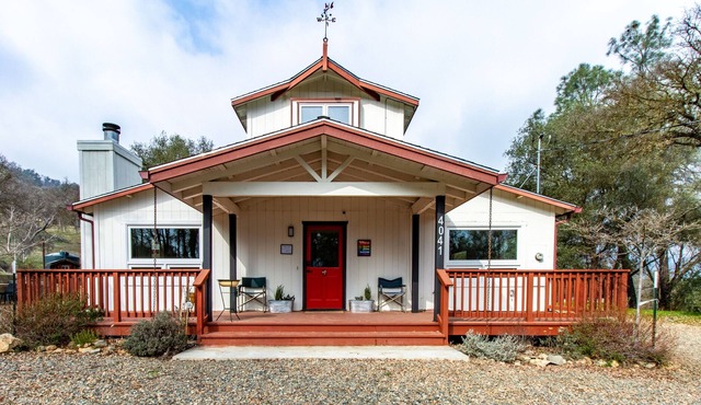 Modern Yosemite Barn with views, hot tub, and chefs kitchen in Mariposa