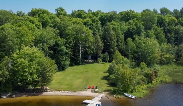 Moon River Cottage Sanctuary With Private Beach in Bala! in MacTier