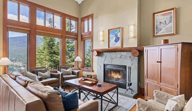 Mountain townhouse w/hot tub, BBQ & tranquil view in Whistler
