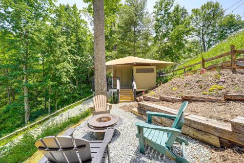 Mtn-View Deck: Scenic Glamping Getaway Near Boone! in Vilas