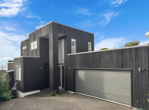 Murrays Gem l Modern 4bed Stunner l Sea View & Spa! in Auckland