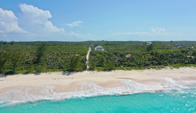 New Banks Road Estate w/Htd Pool, Pink Sand Beach, Walk to Restaurant/Bar in Governors Harbour