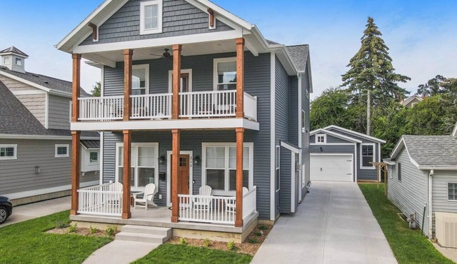 New build in 2021! Short Walk To Beach & Downtown, Includes Hot Tub in South Haven